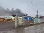 В Батайске горит склад с картоном