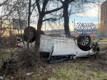 В Ростове на Нансена автомобиль перевернулся на крышу