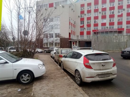 В центре Ростова водители паркуют авто прямо на тротуаре