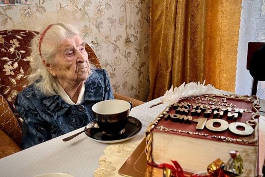Василий Голубев поздравил Елену Горобец, ветерана Великой Отечественной войны, которая отмечает свое столетие