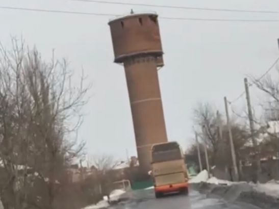 В Гуково осыпается водонапорная башня из красного кирпича