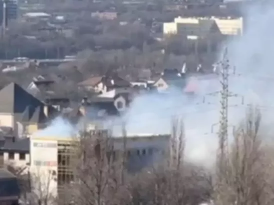 В Ростове на Вятской горит трехэтажное здание