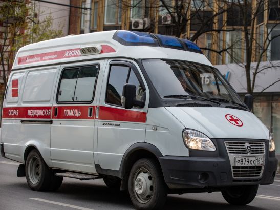 В Ростове водитель легковушки пострадал в ДТП, врезавшись в забор и автобус