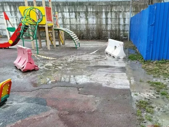В Ростове-на-Дону детскую площадку почти месяц заливает нечистотами из-за коммунальной аварии