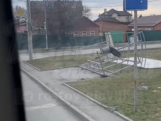 В Ростове сильный ветер повалил остановку