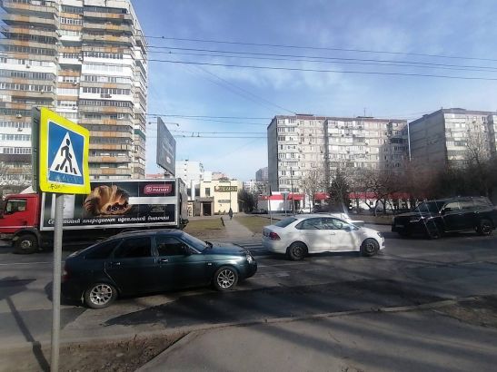 В Ростове 17-летняя девушка попала под колеса легковушки