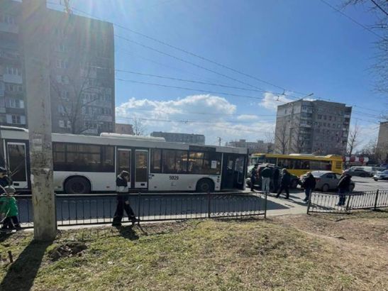 Водитель автобуса пострадал в аварии на Западном в Ростове