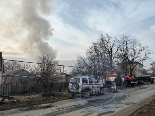В Батайске сгорел одноэтажный жилой дом