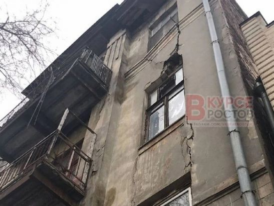 В Ростове на Серафимовича разрушается столетнее жилое здание