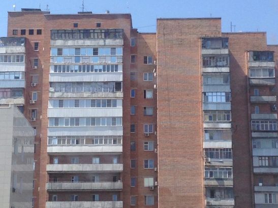 Мужчина едва не упал с третьего этажа на улице Зоологической в Ростове