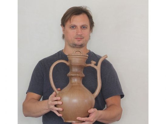 Гончар из Ростова-на-Дону изготавливает кувшины, как в Древней Руси