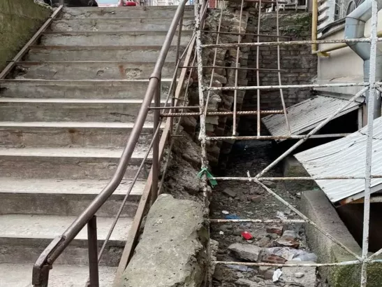 В Ростове лестница возле детского сада № 156 разрушается