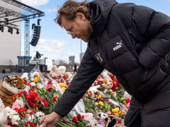 ФК «Ростов» возложил цветы на стихийный мемориал возле «Крокуса»