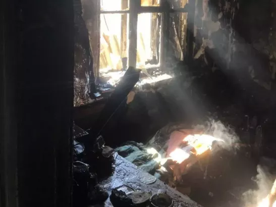 В Шахтах при пожаре в заброшенном здании погиб 40-летний мужчина