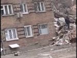 У входа рухнувшего подъезда на Нариманова свободно гуляют подростки