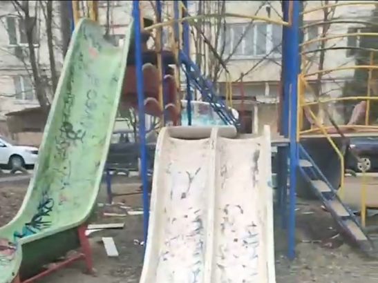 Ростовчане пожаловались на разбитую детскую площадку на Мильчакова