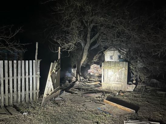 В Азовском районе погибла 64-летняя женщина при пожаре из-за костра, который разожгла в помещении