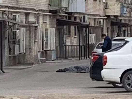 В Ростове на Сельмаше мужчина разбился насмерть, упав из окна многоэтажки