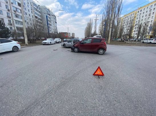 В Волгодонске пострадала женщина-водитель в ДТП с двумя легковушками