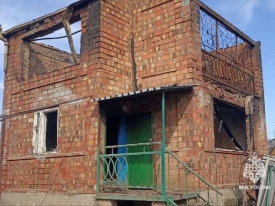 В Ростовской области при пожаре в частном доме едва не погибла семья