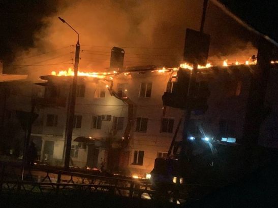 Шокирующие кадры с крупного пожара в жилом доме в Зернограде