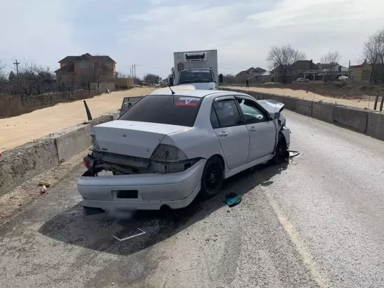 В аварии на трассе Волгоград – Сальск пострадали водитель и пассажир ВАЗа