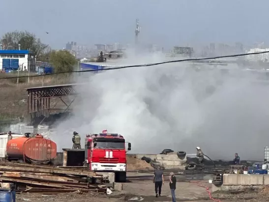 В Батайске на большой площади горела площадка для переработки шин