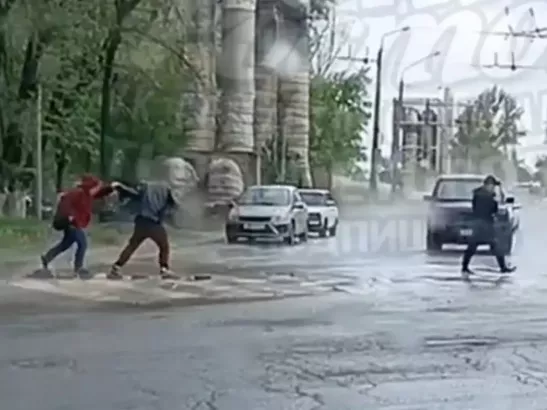 В Ростове на 2-й Краснодарской забил коммунальный фонтан с кипятком
