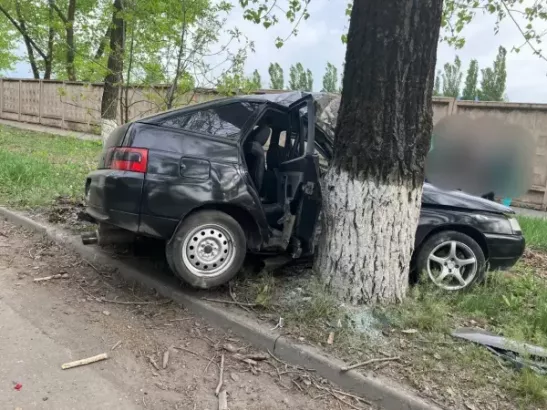 В Шахтах 19-летняя пассажирка авто пострадала в ДТП с деревом
