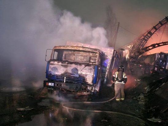 В Ростове потушили крупный пожар в ангаре на Левом берегу