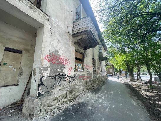 В Ростове на Ларина заброшенное двухэтажное здание находится в опасном состоянии уже более десяти лет.