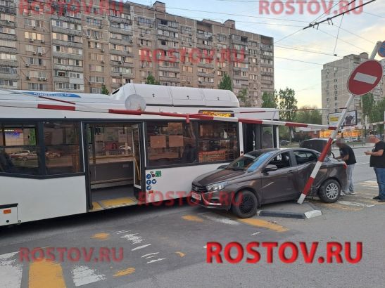 Пассажир легковушки пострадал в ДТП с автобусом № 65 в Ростове