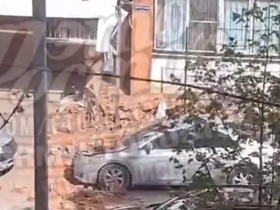 В Ростове фасад дома обвалился на припаркованную машину