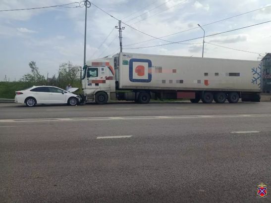 На трассе Волгоград — Сальск в ДТП с грузовиком пострадал водитель легковушки