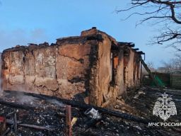 В хуторе Ростовской области при пожаре в доме погиб мужчина, его мать пострадала