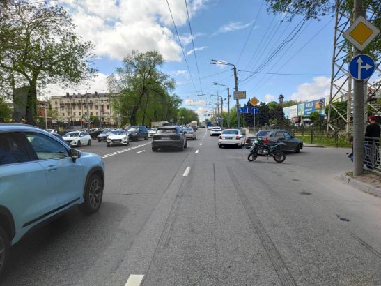В Ростове водитель легковушки сбил двух подростков на питбайке
