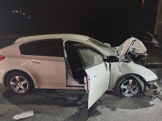 В Шахтах водитель легковушки пострадал в ДТП, врезавшись в столб