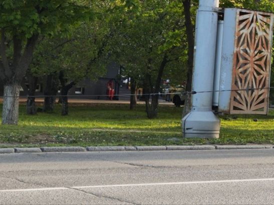 В Ростове на Стачки провода ЛЭП повисли над головами пешеходов