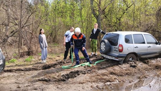 Спасатели помогли семье из Ростовской области вытащить машину увязшую в глине