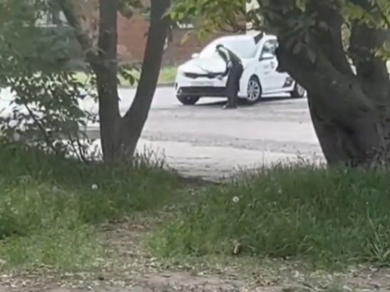 Мужчина с палкой преследовал автомобили на Коммунистическом проспекте в Ростове