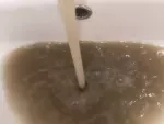 В Ростове у жителей Западного из кранов потекла грязная вода