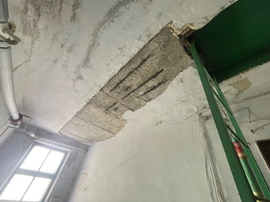 В Ростове на улице Ларина в подъезде произошло обрушение потолка