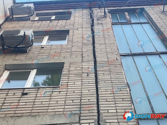 В Ростове на Ставского стремительно рушится аварийный жилой дом