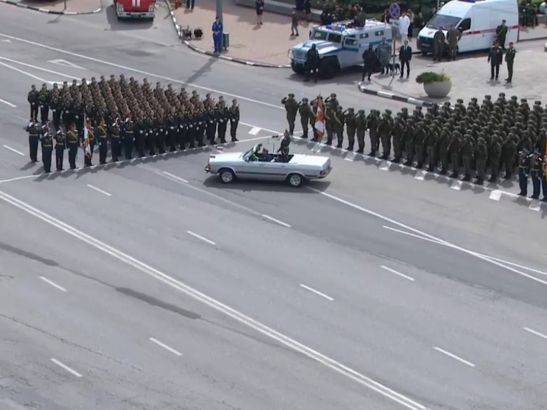 В Ростове-на-Дону на Театральной площади проходит парад Победы
