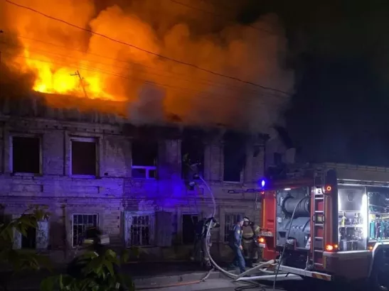 Спустя четыре часа в Ростове потушили крупный пожар в двух домах