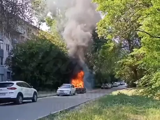 В Ростове на Коммунистическом сгорел автомобиль