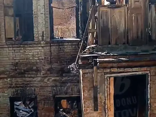 В центре Ростова на Красноармейской сгорел дом