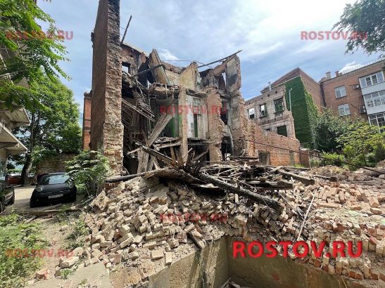 В Ростове рухнуло заброшенное здание на Суворова