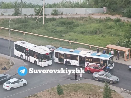 В Ростове образовалась пробка в Суворовском из-за жесткого ДТП с автобусом