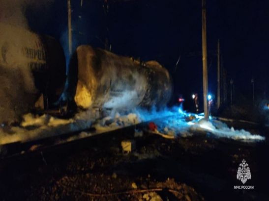 В Ростовской области товарный поезд сошел с рельсов и загорелся